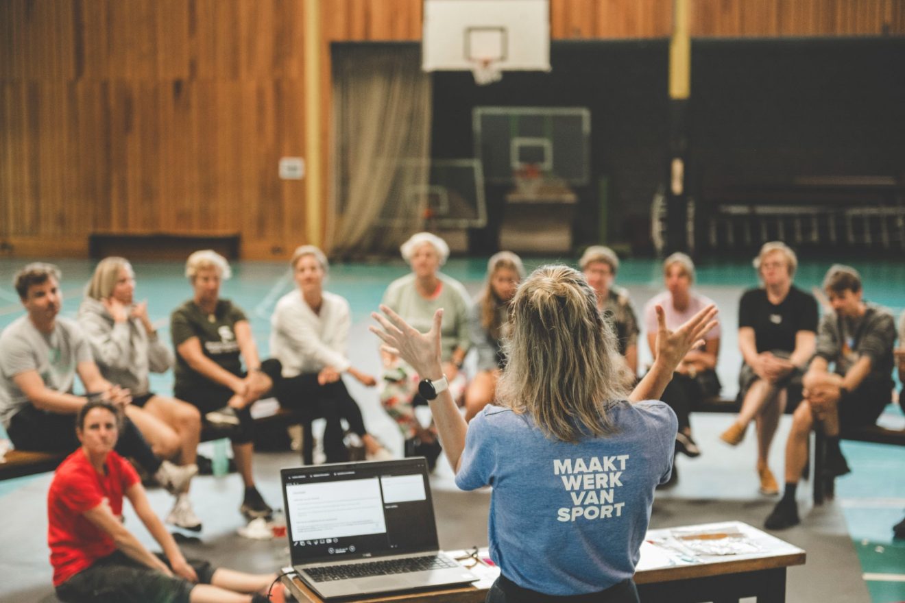 uitleg sportarbeidsmarkt door onderzoeker aan team