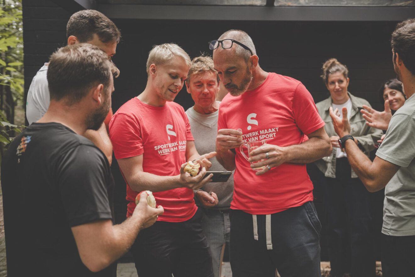 Vrijwilligers en werknemers in de sportsector: het belang van een juiste inzet cover